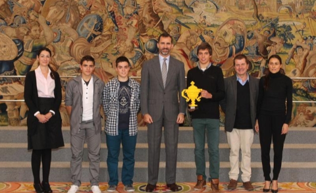 El Príncipe de Asturias junto a los jóvenes españoles ganadores del Concurso Internacional Google Science Fair 2012